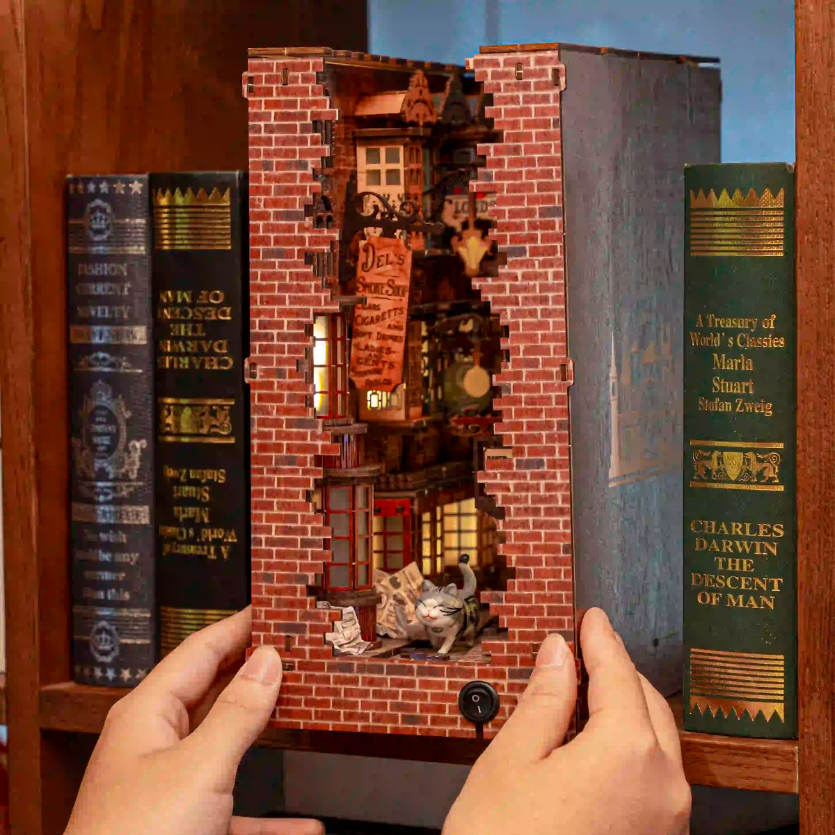 Book Nook London Alley DIY kit - BN027