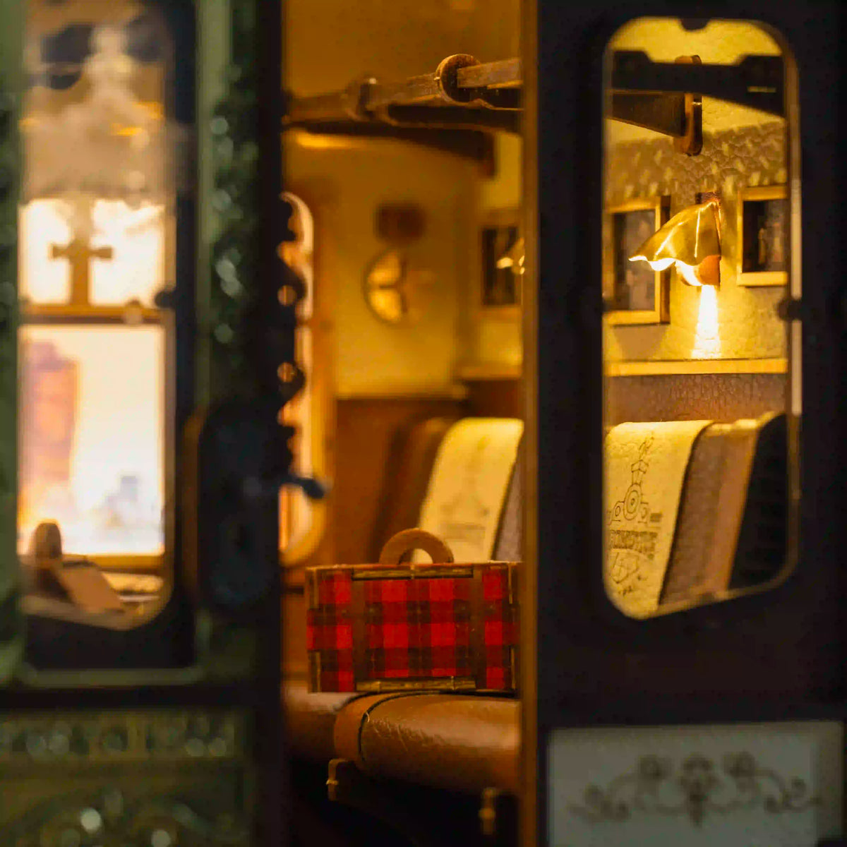 Book Nook 1940s Train Cabin DIY kit - BN003